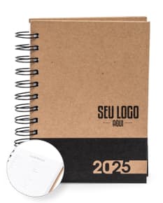 Agenda Diária 2025 com capa dura preta e páginas em papel reciclado, vista de cima em um fundo branco.