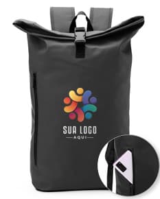 Mochila 26 Litros na cor preta com bolsos laterais, alças ajustáveis e zíper frontal.