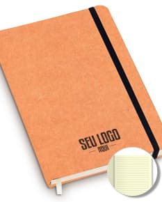 Caderneta tipo Moleskine com capa preta e elástico para fechamento, vista de cima em fundo branco.