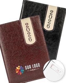 Agenda de couro sintético preta com fecho de botão, sem pauta e com detalhe de costura aparente na capa.