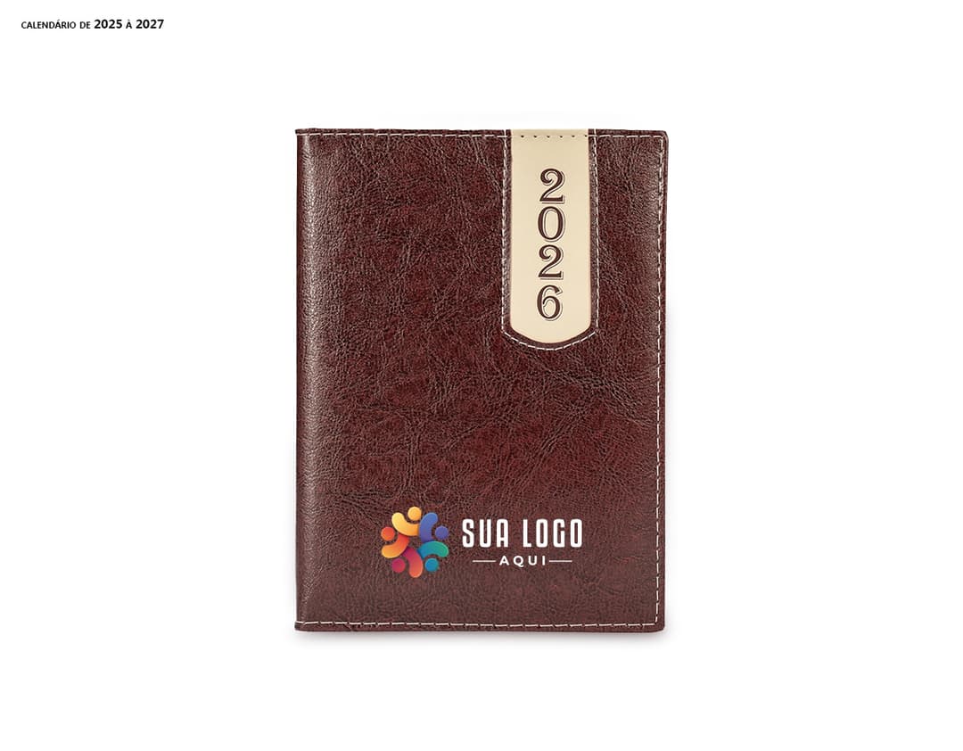 Agenda de couro sintético preta com fecho de botão, sem pauta e com detalhe de costura aparente na capa.