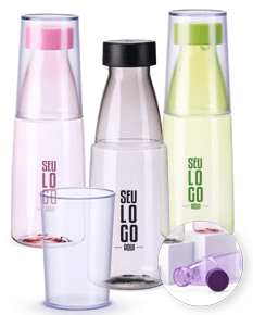 Garrafa plástica 2 em 1 de 550ml em cor azul com tampa rosqueável e alça de transporte integrada.
