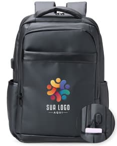 Mochila de couro sintético preta com capacidade de 36 litros, possui entrada USB para carregar dispositivos eletrônicos.