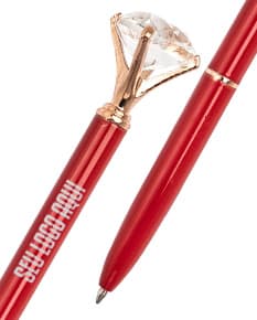 Caneta Metal Diamante, corpo em metal prateado com detalhes em formato de diamante.