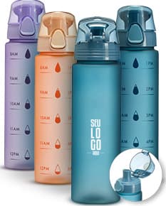 Garrafa plástica de 700ml na cor branca, com tampa rosqueável e detalhes em azul.