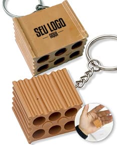 Chaveiro em formato de tijolo com cor vermelha e detalhes de textura, em fundo branco.