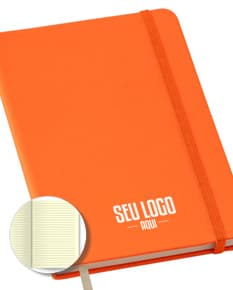 Caderneta Moleskine com pauta na cor preta, com elástico para fechamento e fita marcadora vermelha. Páginas em papel pautado e capa em material resistente.