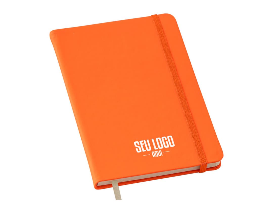 Caderneta Moleskine com pauta na cor preta, com elástico para fechamento e fita marcadora vermelha. Páginas em papel pautado e capa em material resistente.