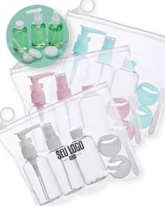 Kit Viagem 6 Peças: Conjunto de produtos para viagem, incluindo necessaire, porta-passaporte, etiquetas de bagagem, almofada e máscara para os olhos.