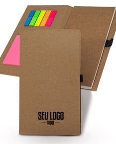 Bloco de anotações com autoadesivos coloridos em um fundo branco.