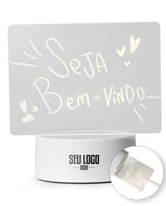 Lousa luminária com design moderno e elegante, iluminada por trás com luzes LED coloridas.
