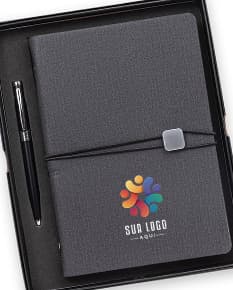 Kit executivo 2 peças composto por uma agenda preta de couro e uma caneta prateada.