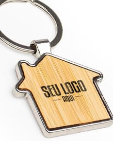 Chaveiro de metal em formato de bambu, com detalhes em dourado e prateado. Ótima opção de presente, com design elegante e seguro. Ideal para adorno de chaves ou bolsas.