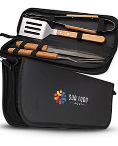 Kit churrasco 4 peças em caixa de couro preta contendo utensílios de metal e plástico, tais como faca, garfo, espátula e pegador. Ideal para uso em churrascos, com design moderno e prático.