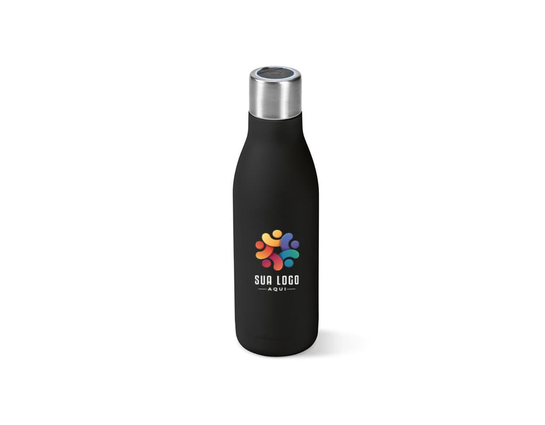 Garrafa em aço inox contendo bebida alcoólica, com tampa de cortiça. A garrafa está vazia e possui rótulo em branco. Está em pé sobre uma superfície de vidro, com reflexo no fundo escuro. A imagem é vertical e destaca a elegância e luxo do produto.