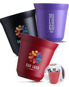Copo térmico de 150ml em cor preta com tampa de rosca e design elegante.