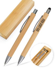 Kit Ecológico contendo uma garrafa reutilizável de metal, um jogo de talheres de bambu e uma eco bag de algodão.