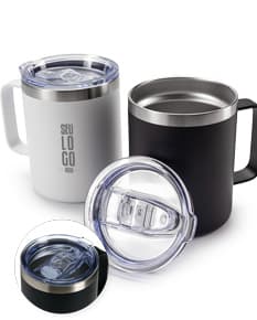 Caneca Térmica de 350ml, ideal para manter a temperatura da bebida por mais tempo. A caneca é de cor branca e possui tampa com abertura para beber.