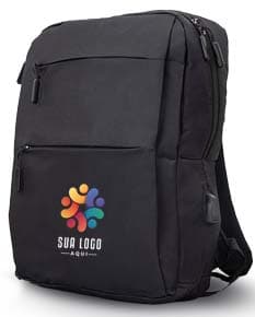 Mochila de Nylon 17 Litros em cor preta, com alças ajustáveis e vários compartimentos.