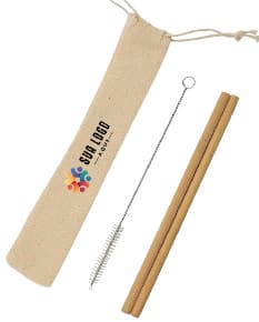 Kit de canudos de bambu em embalagem sustentável. O kit inclui canudos de tamanhos variados e uma escova de limpeza.