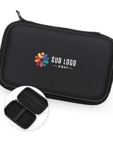 Estojo de couro sintético preto vazio, com design moderno e textura de couro. No interior, há espaço para armazenar um notebook, documentos e dinheiro. O estojo possui fecho de botão, costura de alta qualidade e é ideal para uso pessoal ou profissional.