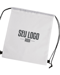 Foto de uma mochila saco em poliéster vazia, com espaço para escrever informações. A imagem mostra um objeto de negócios vintage, perfeito para guardar documentos e lembrar de compromissos. Ideal para uso no escritório ou para presentear alguém, a mochila possui um design comercial e pode ser usada para organizar informações e dados importantes. Perfeita para o dia a dia, a mochila saco em poliéster é uma opção prática e elegante para quem busca um acessório versátil e funcional.