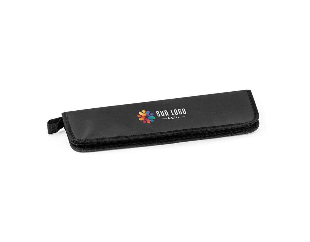 Kit churrasco com estojo contendo diversos utensílios em aço inoxidável, como faca, garfo, espeto, luva e pegador de carnes. Ideal para uso em churrascos e eventos ao ar livre.