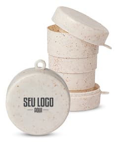 Copo retrátil de 200ml feito de fibra de arroz, ideal para comemorações e festas. O copo tem um formato redondo e é feito de material orgânico e saudável. Perfeito para servir bebidas refrescantes e saudáveis.