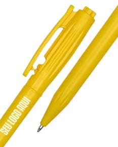 Uma imagem com vários materiais de escrita e desenho, incluindo lápis, canetas, giz de cera, borracha, shoehorn, dispositivos e ferramentas de escrita em cores vibrantes como amarelo, laranja, rosa e marrom. Aparecem também pontas afiadas e objetos de papelaria de plástico e madeira, indicando criatividade e arte.