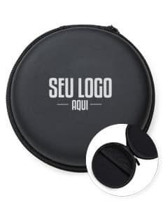 Estojo emborrachado redondo na cor preta, com zíper e espaço interno para armazenar objetos pequenos.