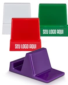 Suporte para celular preto em formato de mesa, com ajuste de inclinação e rotação. O celular na imagem está posicionado na vertical.