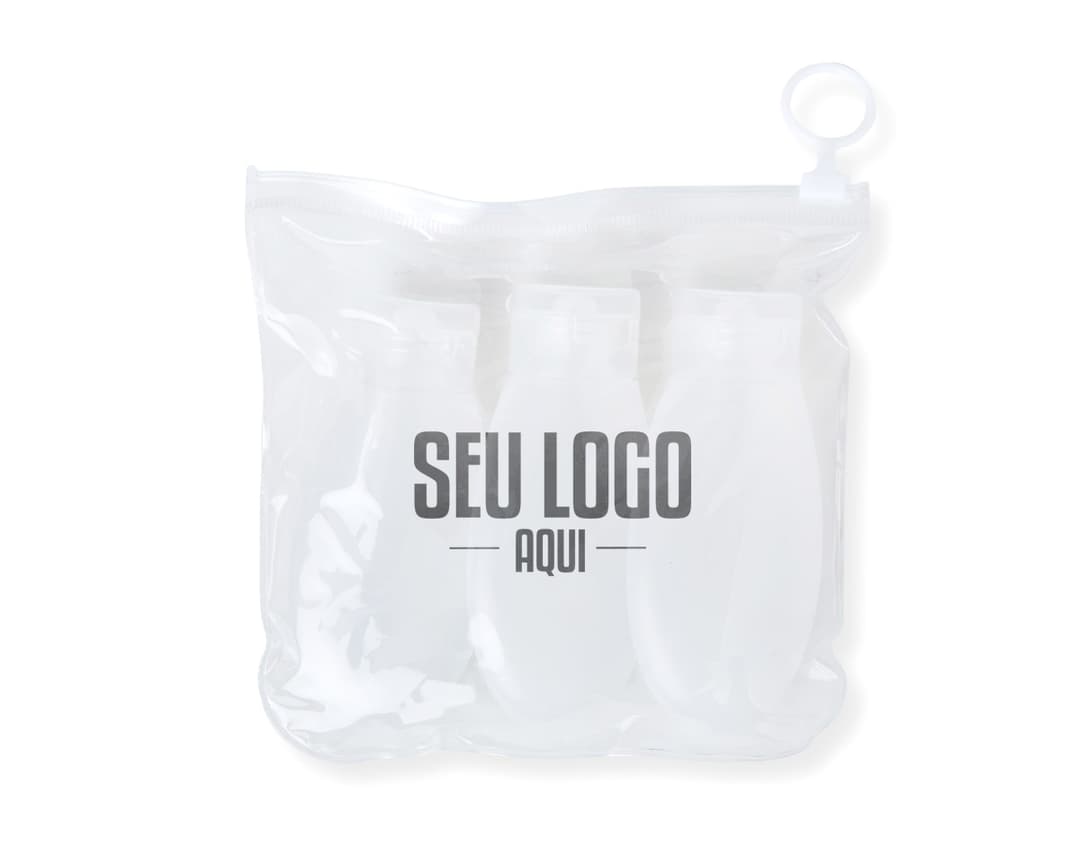 Kit Viagem 3 Peças em embalagem de papel com design elegante e limpo. Contém uma roupa íntima feminina de cetim acompanhada de um soutien de renda. Embalagem contém laço decorativo e possui brilho, ideal para presente de celebrações especiais.