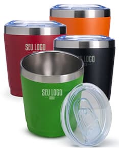 Copo Térmico 200ml na cor azul, feito de aço inoxidável com tampa de rosca e dupla camada para manter a temperatura da bebida por mais tempo.