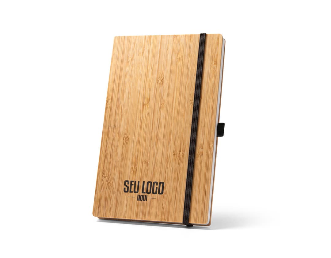 Caderno de bolso preto com capa de couro e elástico de fechamento.