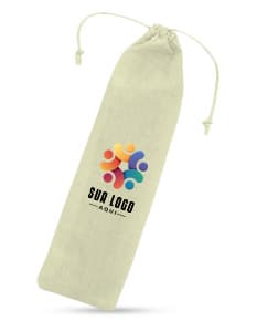 Estojo para canudo de bambu dentro de um saco de juta marrom escuro, sobre um fundo de madeira rústica.