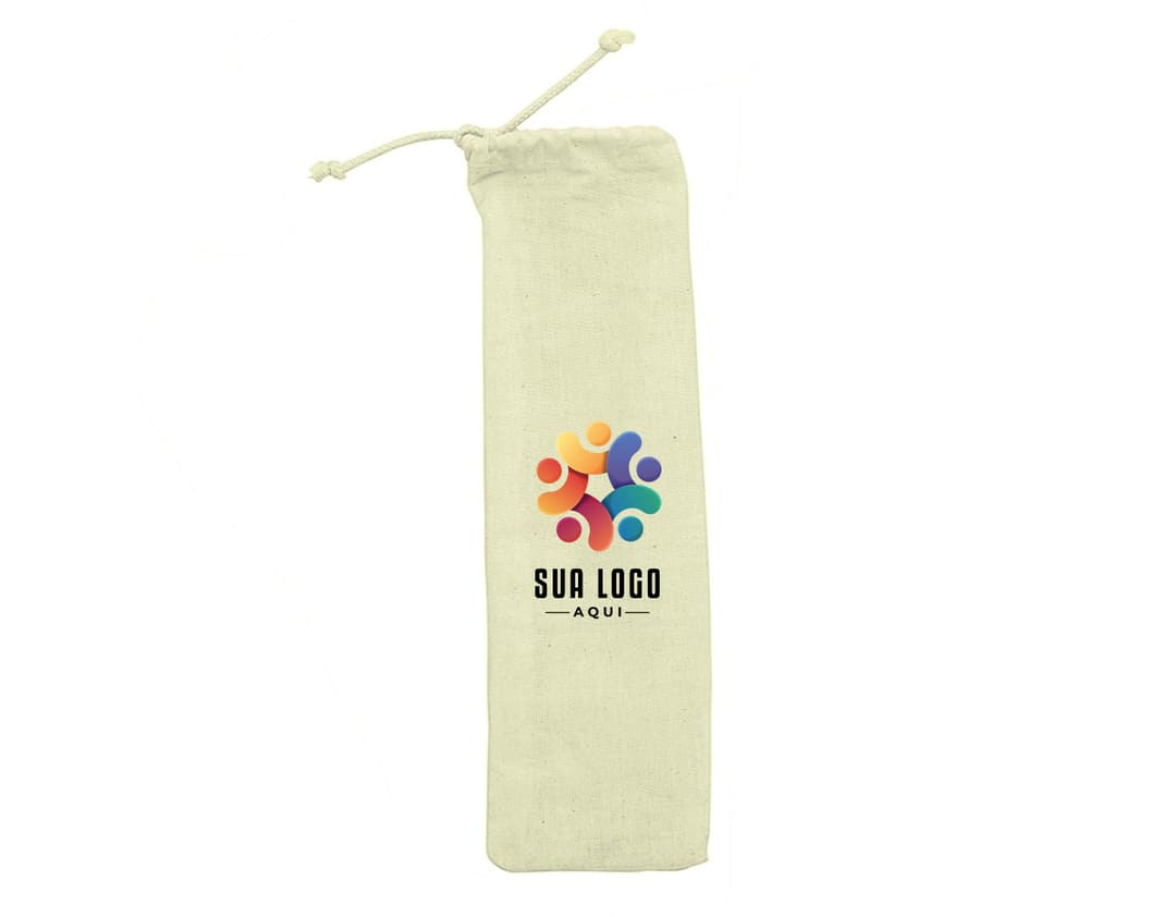 Estojo para canudo de bambu dentro de um saco de juta marrom escuro, sobre um fundo de madeira rústica.