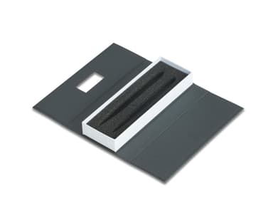 Conjunto de caneta e lapiseira de metal em fundo branco. A caneta e a lapiseira possuem detalhes cromados e são apresentadas em uma caixa elegante.