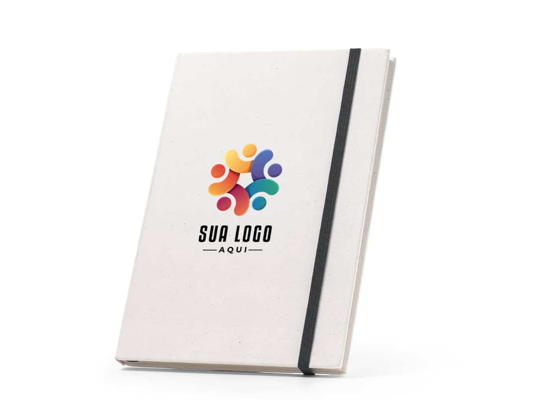 Caderno A5 Reciclado com capa dura marrom e elástico azul. Páginas lisas, feito de material reciclado.
