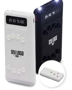 Power Bank preto com conexões USB, pronto para carregar dispositivos eletrônicos. Aparece em um fundo branco.