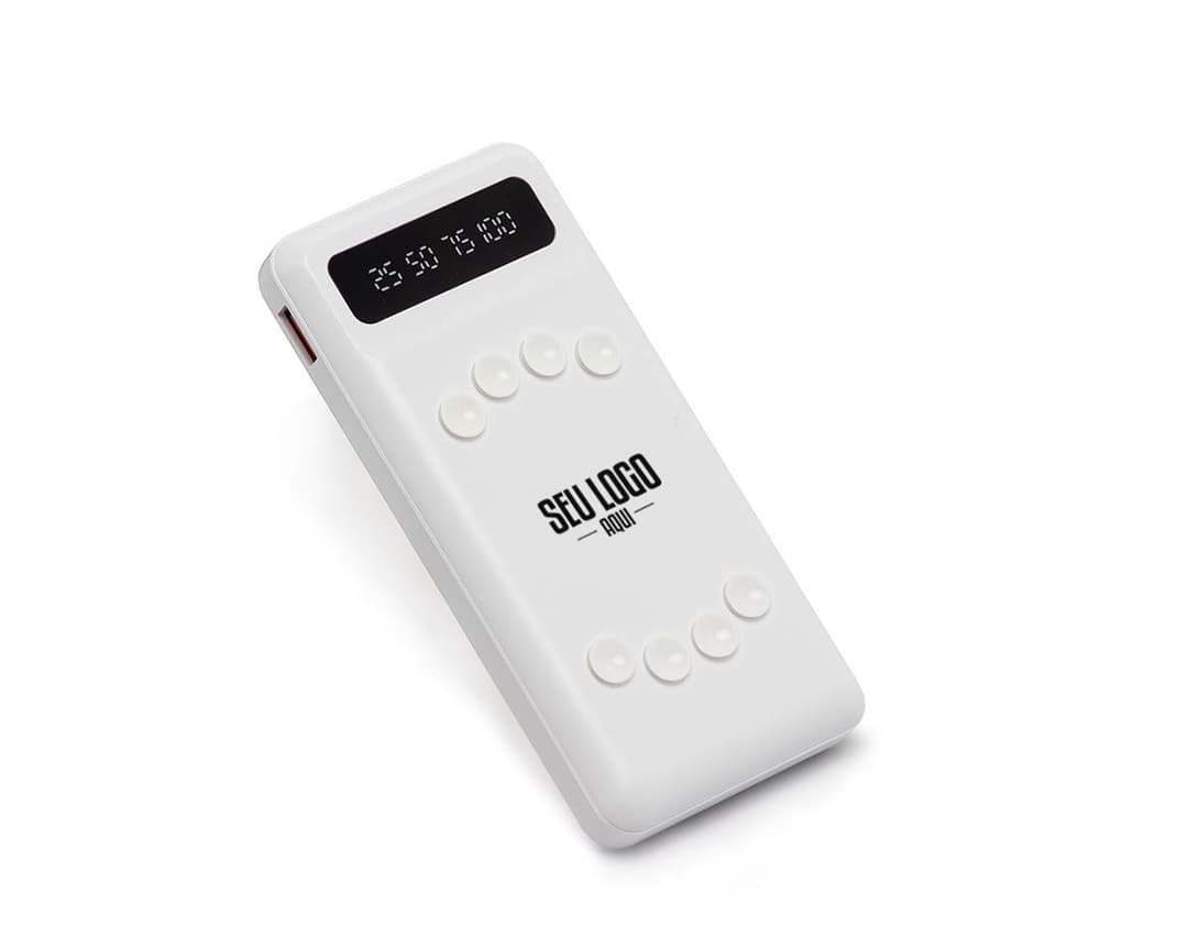 Power Bank preto com conexões USB, pronto para carregar dispositivos eletrônicos. Aparece em um fundo branco.