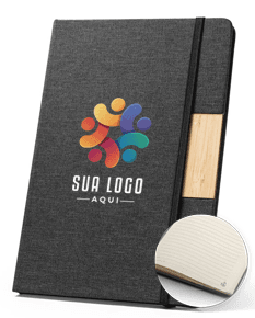 Caderno Poli A5 branco com capa dura e elástico de fechamento.