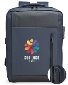 Mochila feita de material sintético PU em cor marrom, com detalhes de costura e bolsos frontais. Alças ajustáveis e fecho de zíper na parte principal.