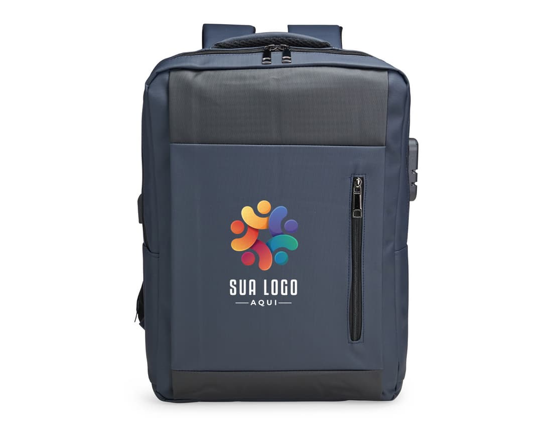 Mochila feita de material sintético PU em cor marrom, com detalhes de costura e bolsos frontais. Alças ajustáveis e fecho de zíper na parte principal.