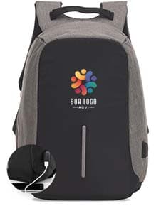 Mochila em poliéster de cor preta, com bolsos laterais e alças ajustáveis.