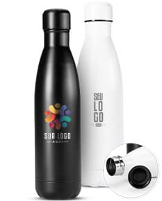 Garrafa Inox 750ml com tampa hermética e design moderno em ambiente externo.