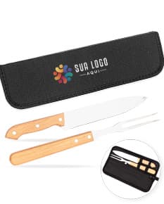 Kit Churrasco 2 Peças contendo uma faca e um garfo de aço inoxidável com cabo de madeira.