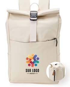 Mochila feita de material sintético no estilo PU. Cor preta, alças ajustáveis e bolso externo com zíper.