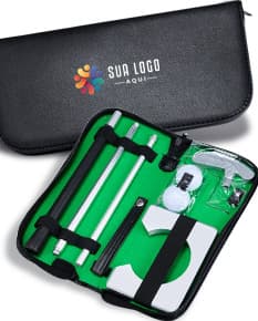 Kit de treino para golfe composto por tacos, bolas, luvas e acessórios.