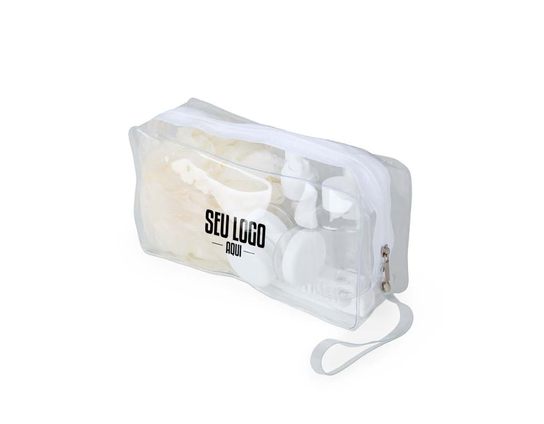 Kit Viagem 10 Peças composto por necessaire, porta-passaporte, etiquetas de bagagem, escova de dentes, adaptador de tomada, máscara para dormir, frascos para produtos de higiene, organizador de cabos e almofada de pescoço.