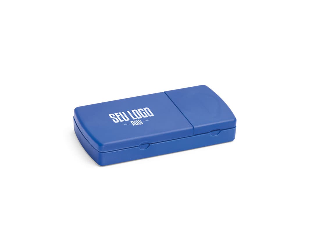 Porta comprimidos com tampa na cor azul, feito de plástico resistente.